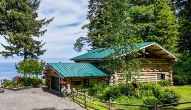 Waterfront, secluded beach. Breathtaking views, Spacious Log Home. Pet friendly.