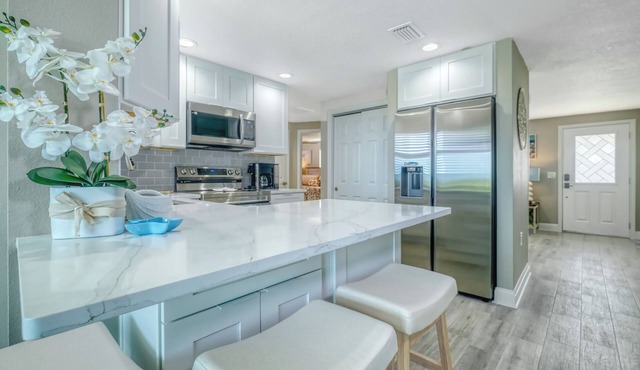 Waterfront Serenity: 2 Bedroom Retreat on the Gulf with Private Floating Dock