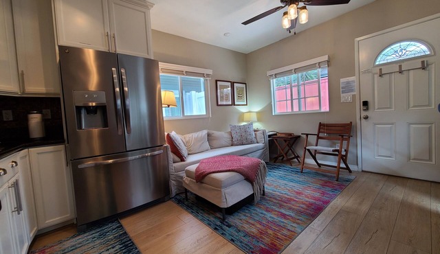 Waypoint Cottage, one block from the beach!