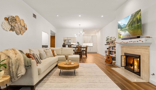 West LA Luxury 2BD/2BA w/Patio, Parking, W/D+Pool