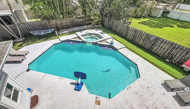 WhiteIris-5-Bedroom Home with Pool, Mini Golf, & Heated Jacuzzi in Boynton Beach