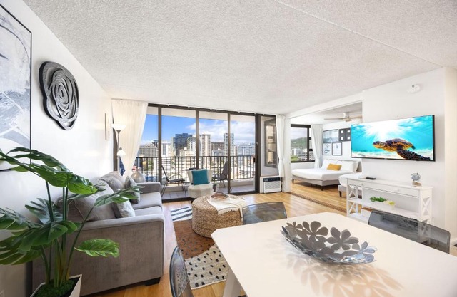 17FL Fully Renovated, 5 mins to Beach with Parking