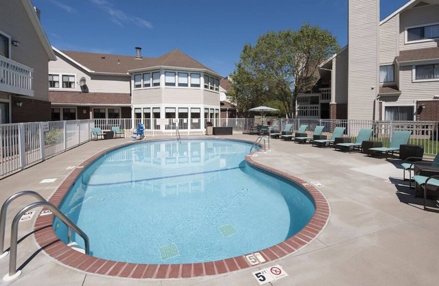 Convenient Countryside Stay, 2 Awesome Units, Pool, Free Parking, Pet-Friendly