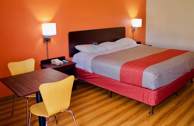 Key Inn Macedonia - Standard King Bed Non Smoking