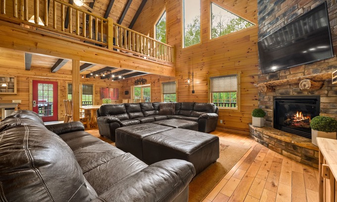 Logan Cabin | Big Pine Luxury Lodge-Master Bedroom En-Suite & Private Covered Deck-Hot Tub