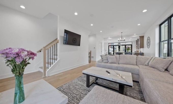 Weinland Park House | BRANDNEW LuxeTownhome Short North w/coveredTerrace