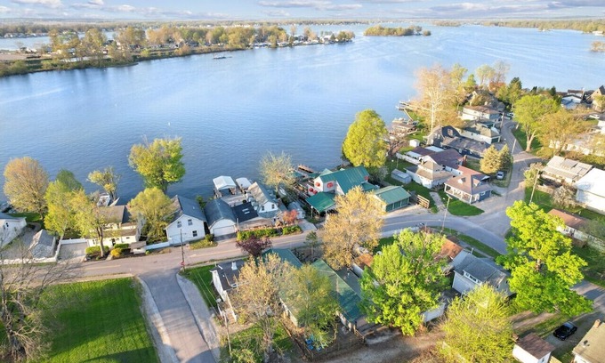 Millersport House | Buckeye Lake: Chicks on Canal