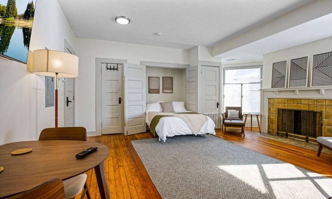 Hough Apartment | Cozy Victorian Studio Steps from Cleveland Clinic