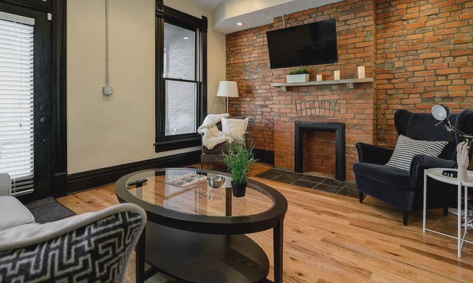 Italian Village House | Modern Townhouse Few Minute Walk To Nightlife
