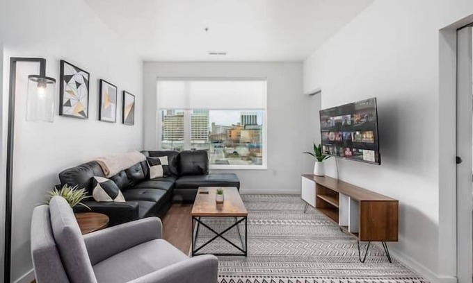Downtown Columbus Apartment | Perfect Central Location - Fast Wifi - Comfy Beds
