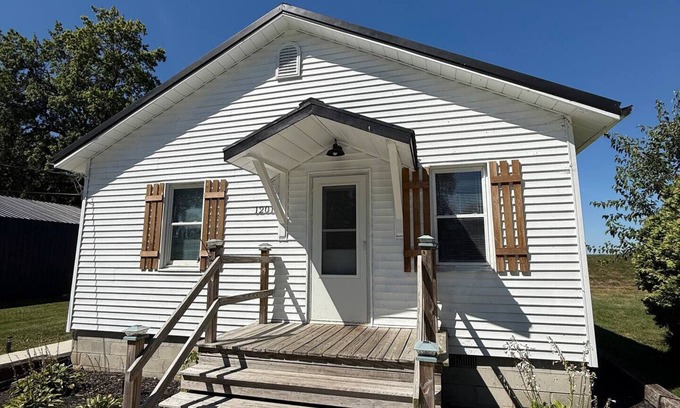 Vickery Apartment | Quiet Lakefront Home + Great Deck + Sunset Views