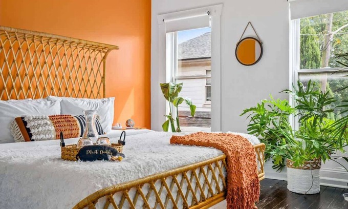 Italian Village House | Short North - Convention - Parking Free - King Bed