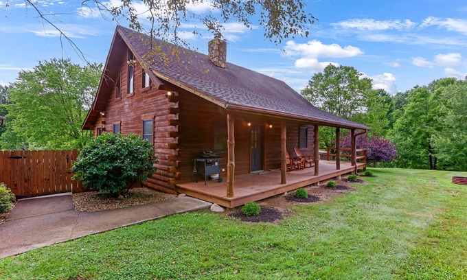Nelsonville Cabin | White Pine - Cozy Cabin with Relaxing Hot Tub!