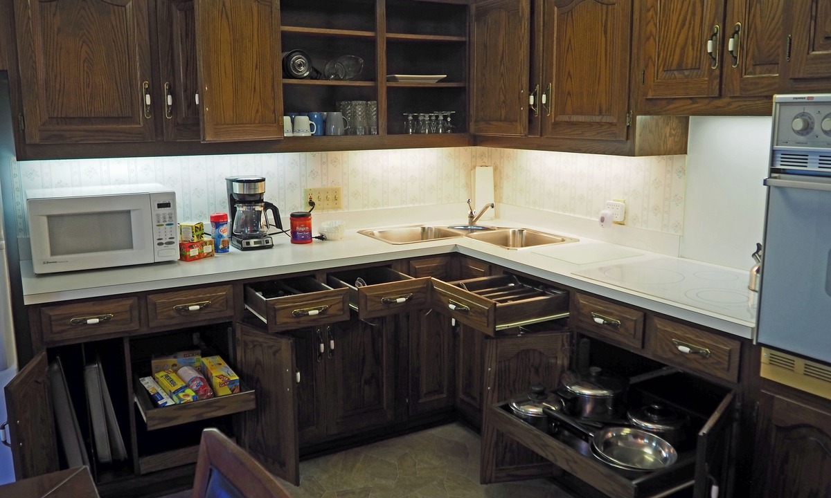 Sugarcreek House | Country Acres Retreat 3 br. country home with large backyard.