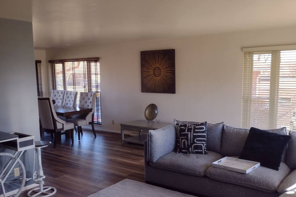 Photo of Livingroom in Canton