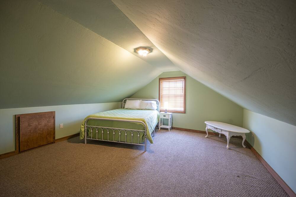 Photo of Bedroom in Winesburg