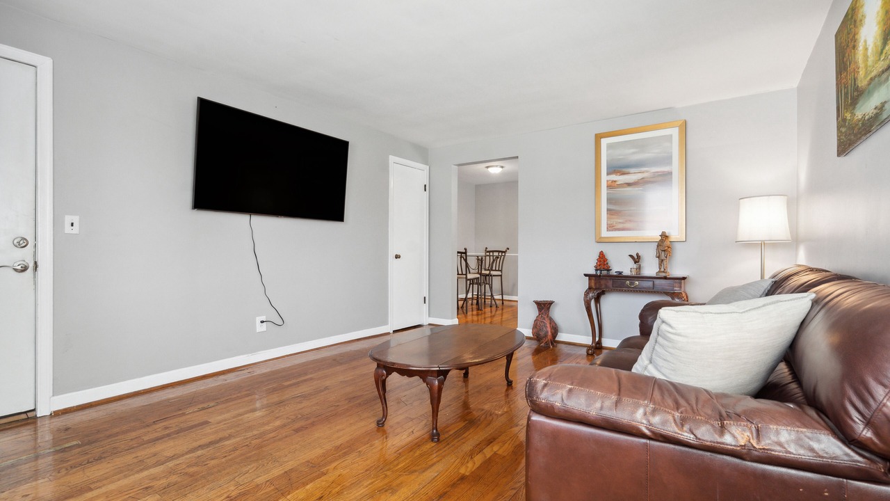 Photo of Livingroom in Roselawn Finance