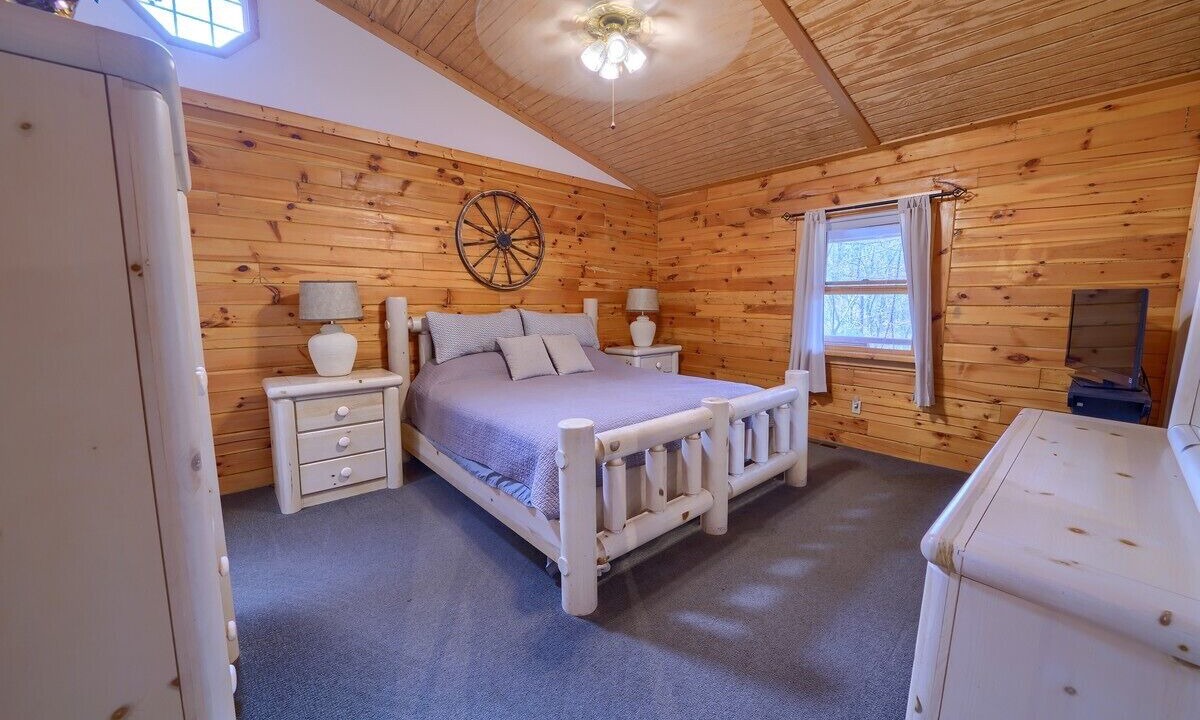 Photo of Bedroom in Nelsonville