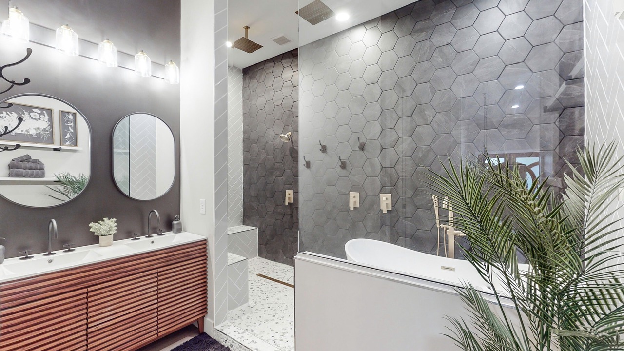 Photo of Bathroom in North Industry