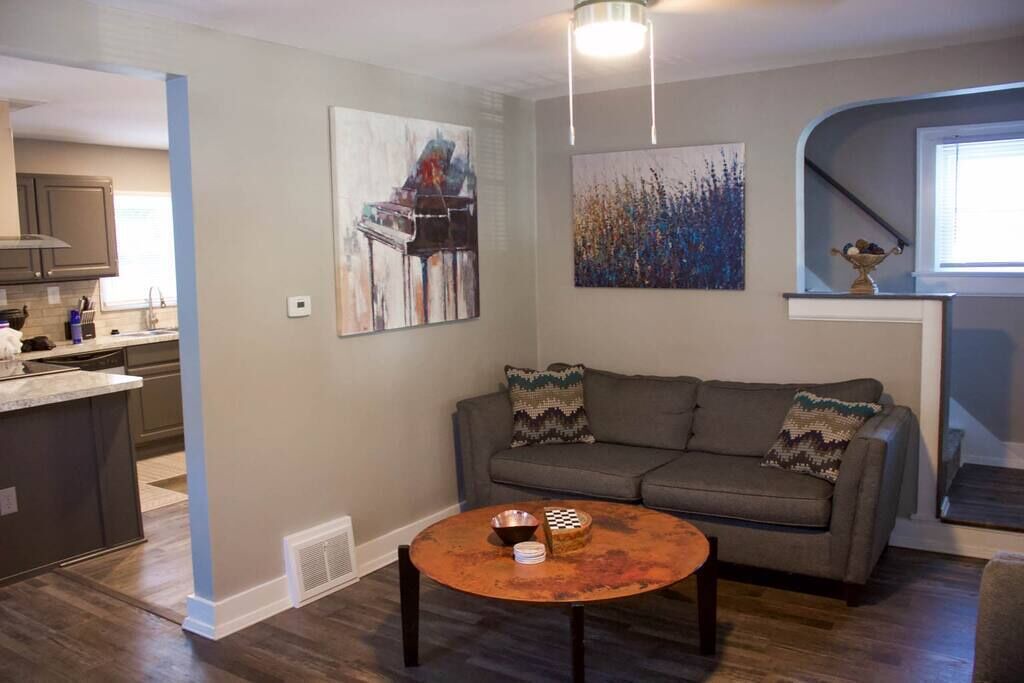 Photo of Livingroom in West Akron