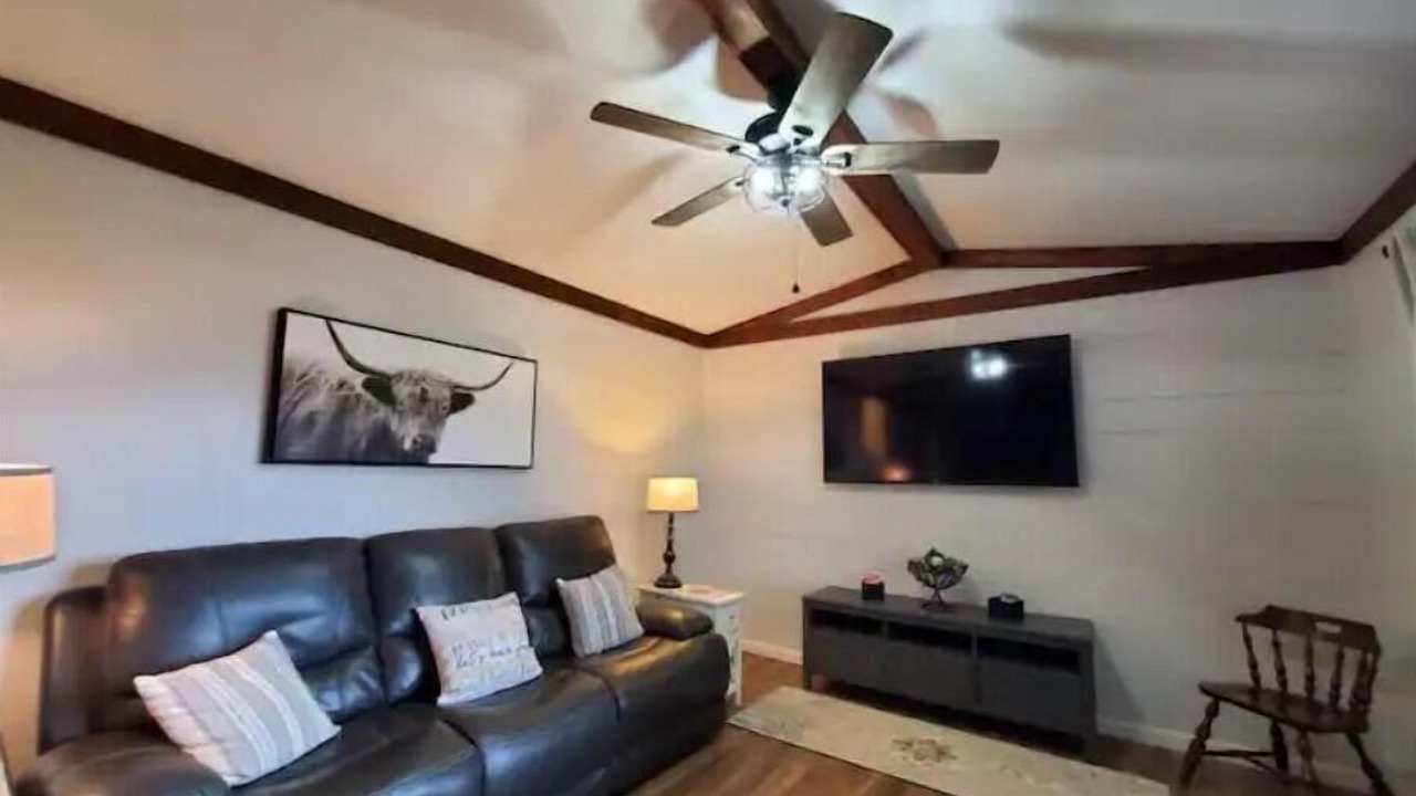 Photo of Livingroom in Beverly