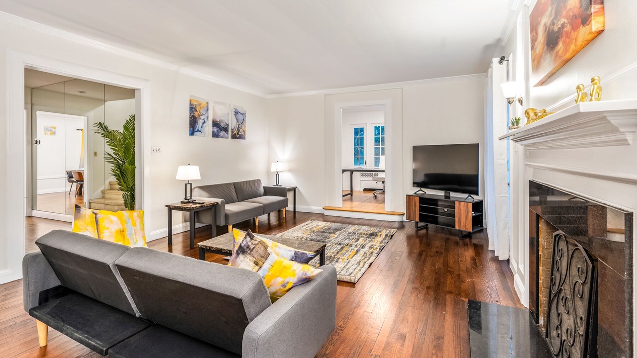 Photo of Livingroom in Beachwood