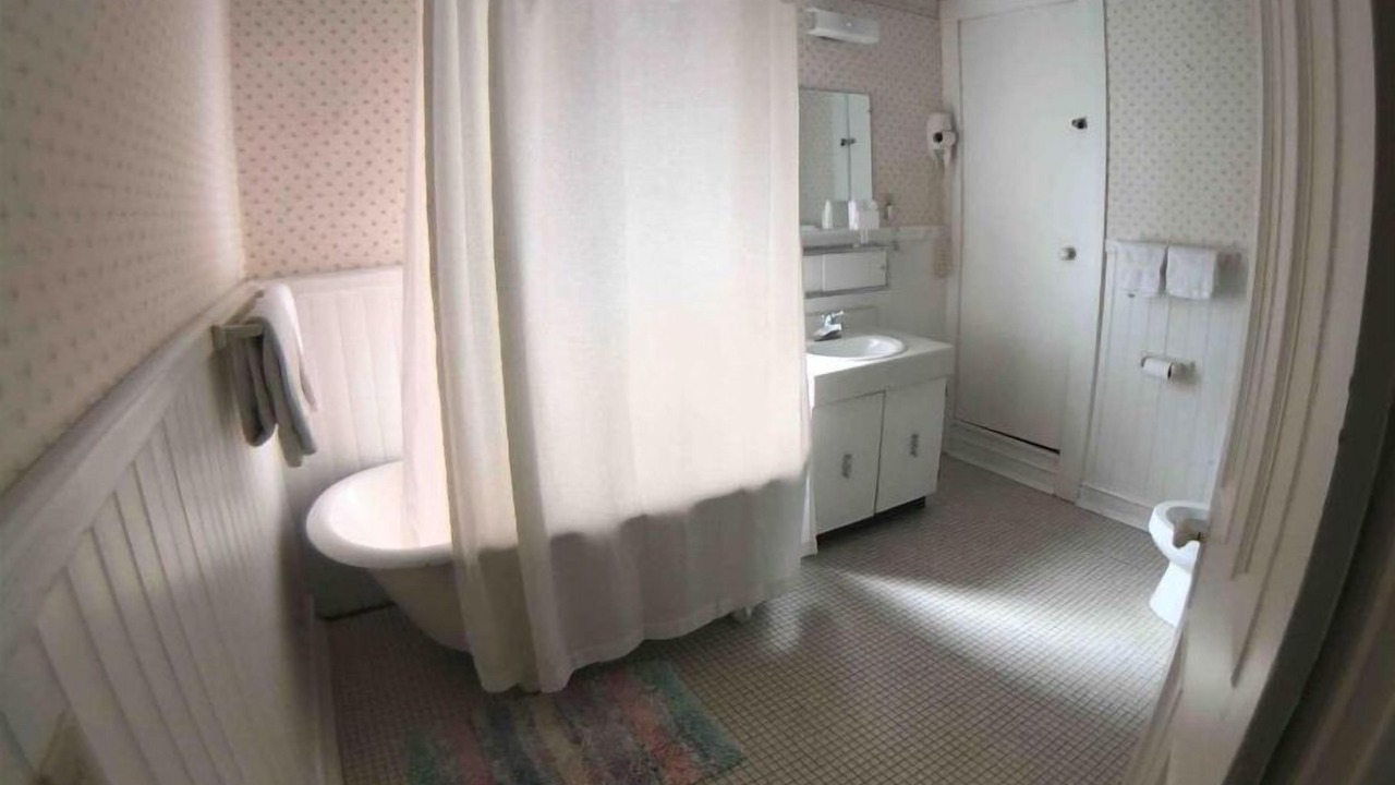 Photo of Bathroom in Detroit - Shoreway