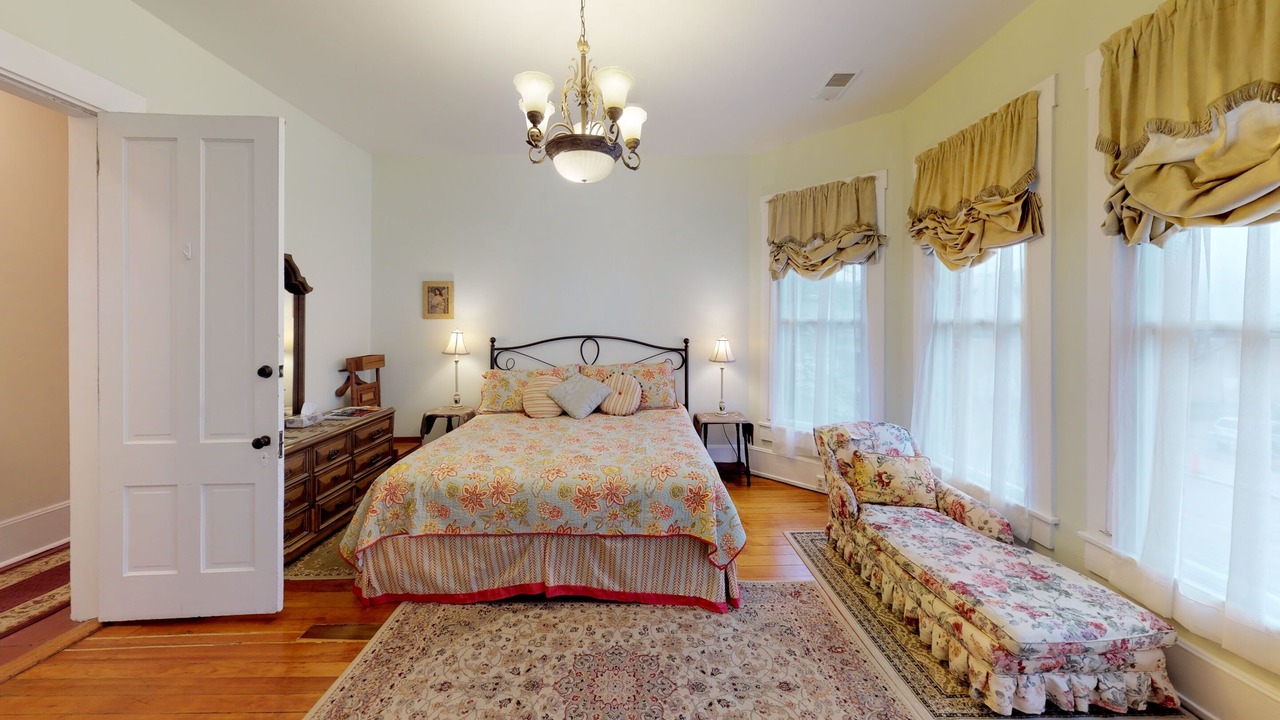 Photo of Bedroom in Nelsonville