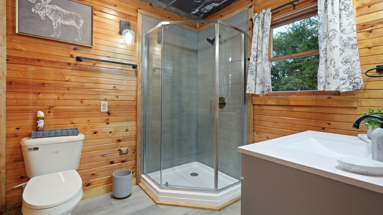 Photo of Bathroom in McArthur