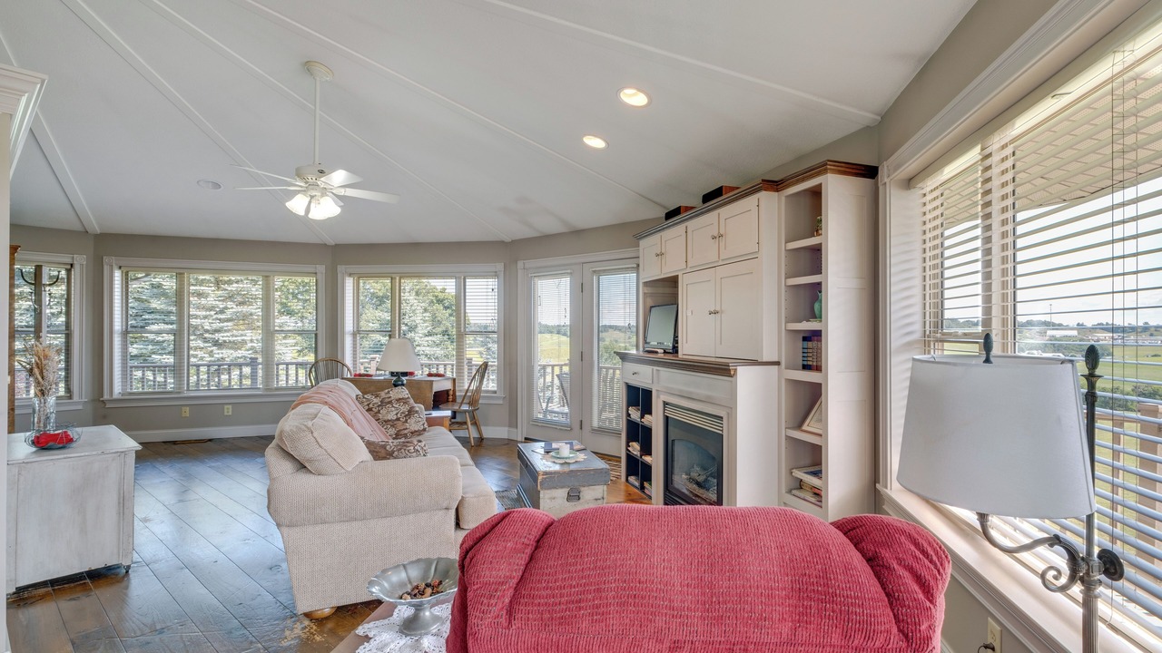 Photo of Livingroom in Millersburg