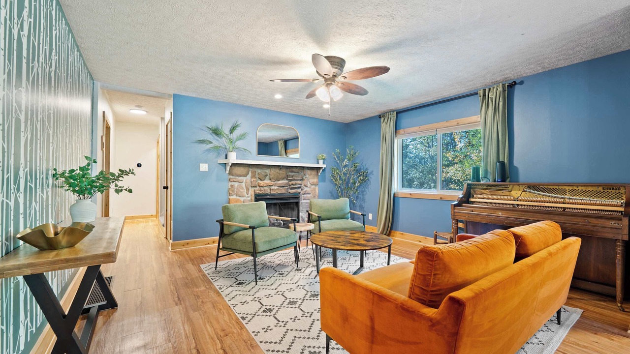 Photo of Livingroom in Sugar Grove
