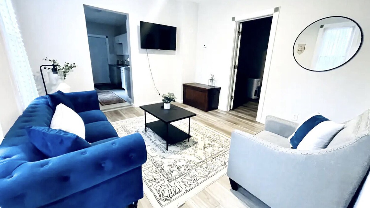Photo of Livingroom in Detroit - Shoreway