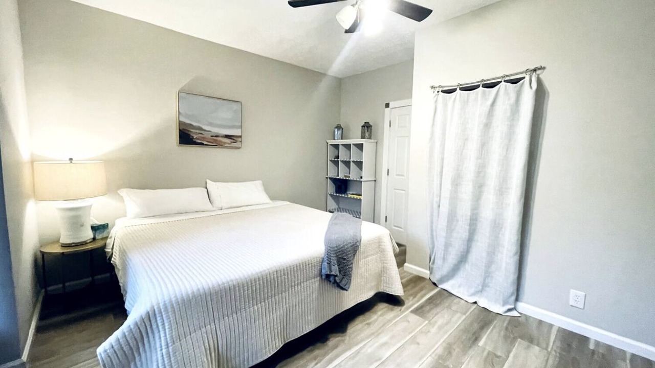 Photo of Bedroom in Detroit - Shoreway