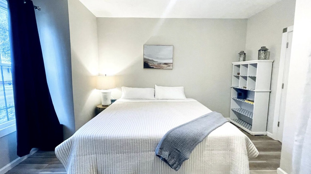 Photo of Bedroom in Detroit - Shoreway