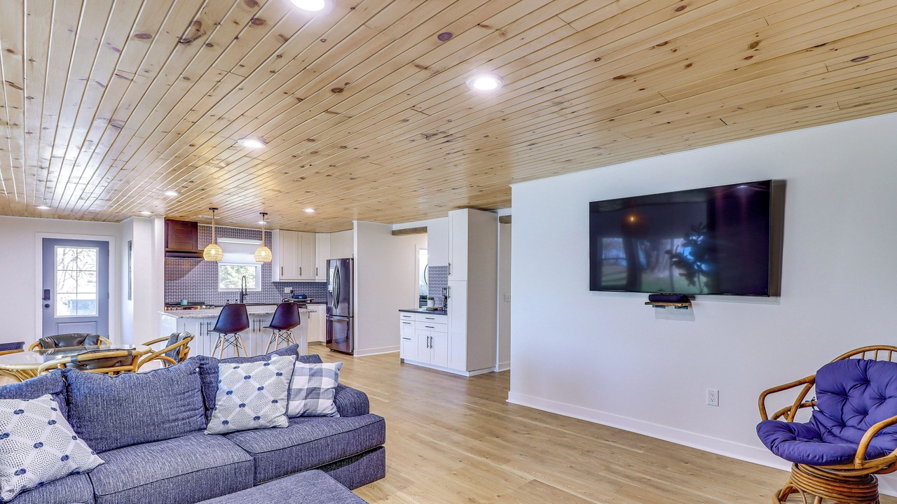Photo of Livingroom in Summit Station