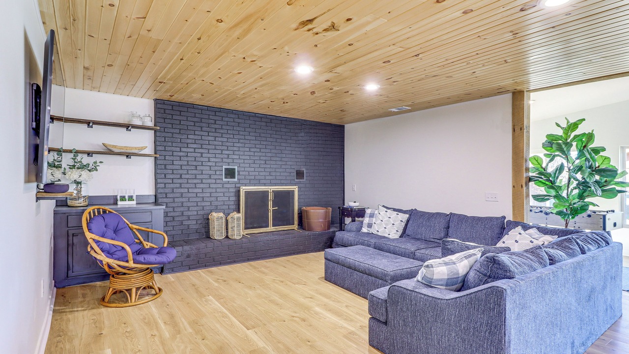 Photo of Livingroom in Summit Station