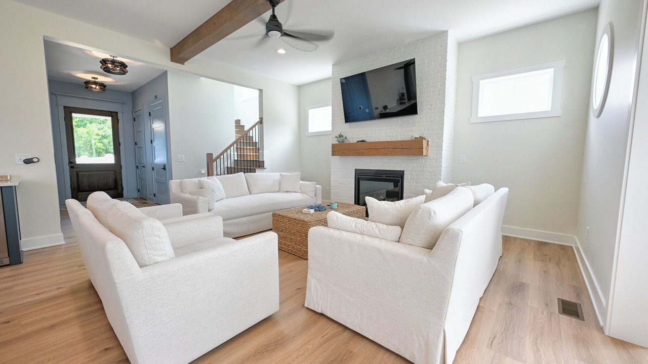 Photo of Livingroom in Summit Station