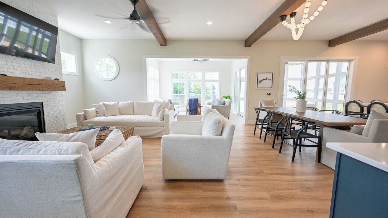 Photo of Livingroom in Summit Station