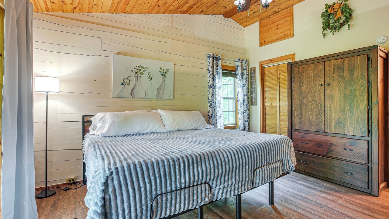 Photo of Bedroom in White Cottage