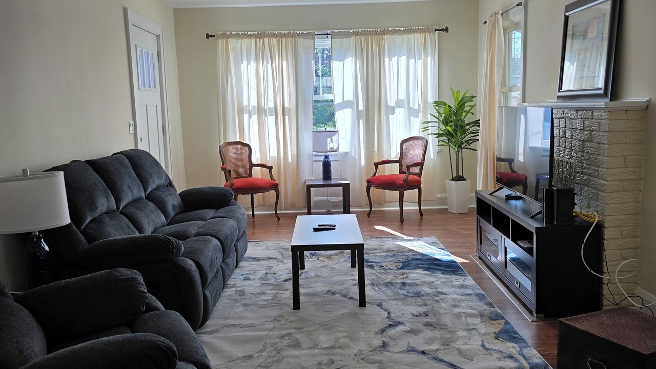 Photo of Livingroom in Roselawn Finance