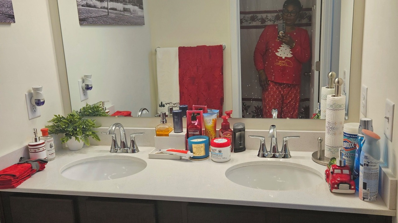 Photo of Bathroom in Summit Station