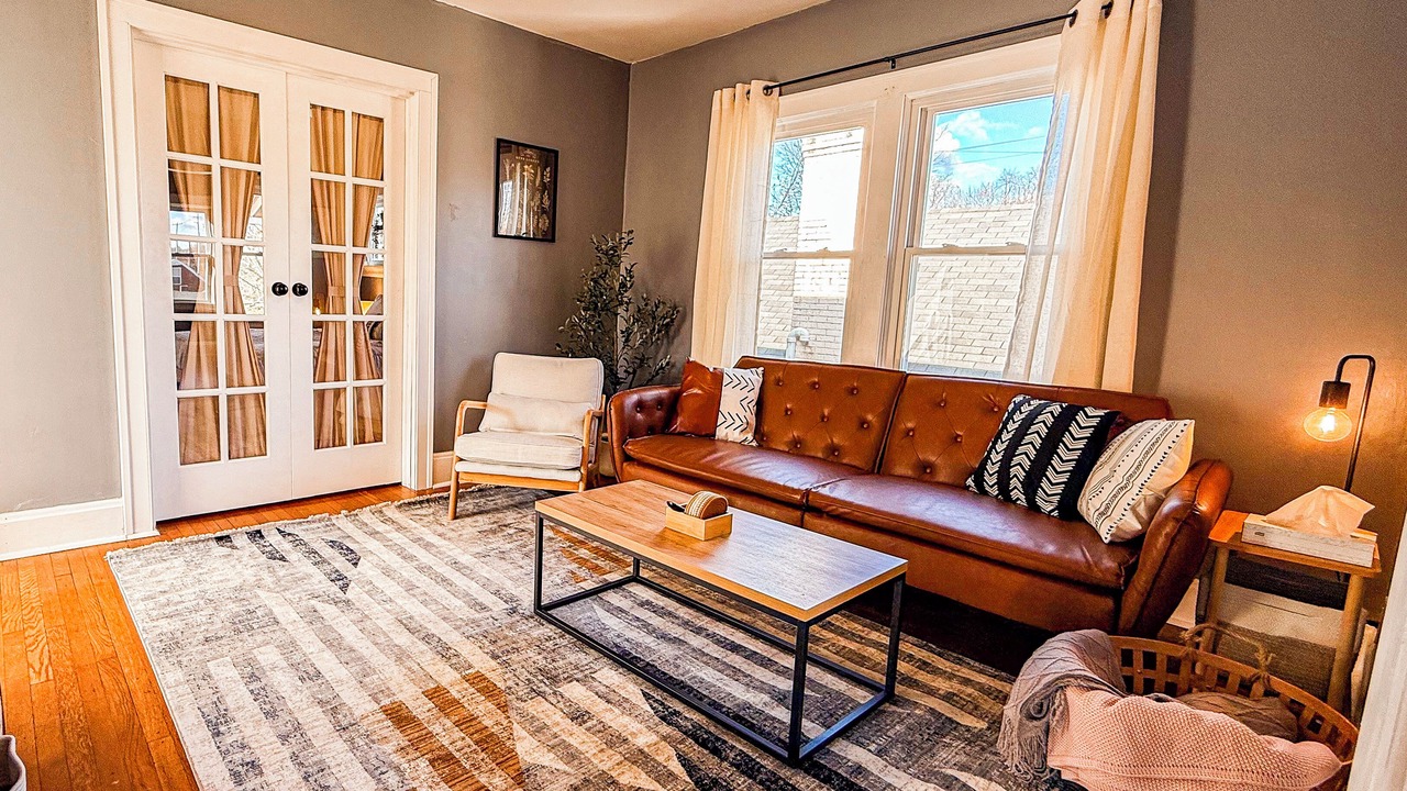 Photo of Livingroom in Roselawn Finance