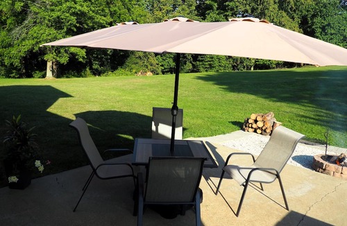 Sugarcreek House | Country Acres Retreat 3 br. country home with large backyard.